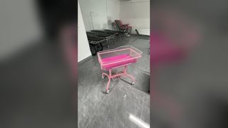ピンクのベビーカート