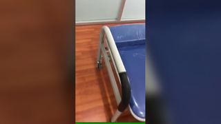 粉体塗装されたアテンダントチェア